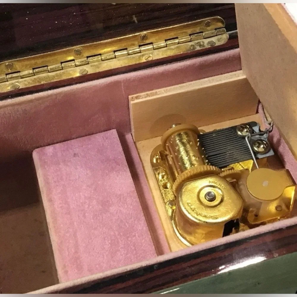 vintage San Fransico Music Box Company created by Gigilio Asia . Jewlery Box - Picture 3 of 4